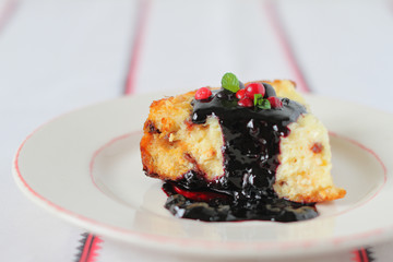 Cheesecake with berry fruit sauce