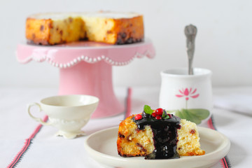 Cheesecake with berry fruit sauce