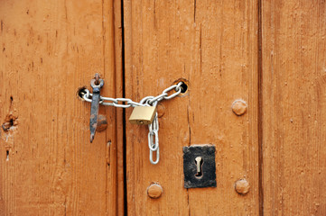 Puerta cerrada con candado y cadena