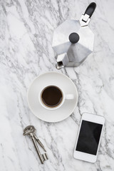 Kaffeetasse, Schlüssel, Smartphone und Kaffeekocher