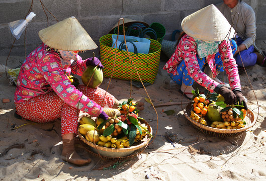 Women at vietnam hat