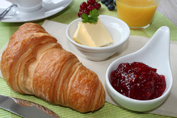 kleines Frühstück mit Croissant und Marmelade