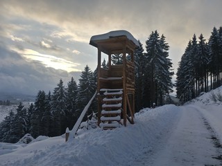 Jagdturm in den Bergen im Schnee