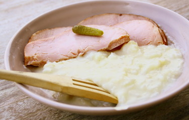 assiette de rôti cuit et chou fleur à la béchamel 