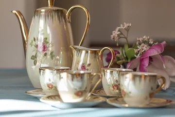 Crédence de cuisine en verre imprimé Theé Vintage tea cups with teapot on old wooden table.