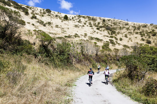 Grupo de personas en bicicleta en camino de monte