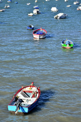 Obraz premium Barcas fondeadas en la Bahía de Cádiz.España