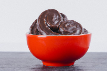 Chocolate en cuenco rojo