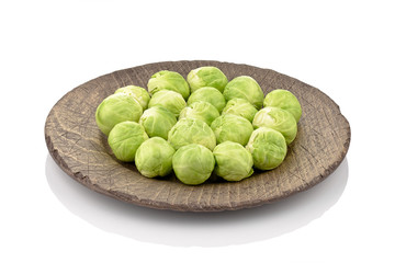 Brukselki na drewnianym talerzu