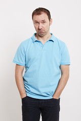 Mann steckt verlegen die H&auml;nde in die Hosentaschen