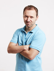 Mann ist schlecht gelaunt