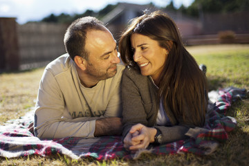 Marido y mujer mirándose enamorados