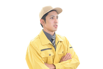 真剣な表情の労働者