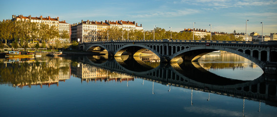 Fototapeta na wymiar Pont de l'université, Lyon