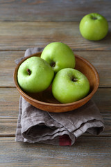 Fresh apples in a clay bowl