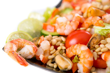 salad with shrimp and mussels