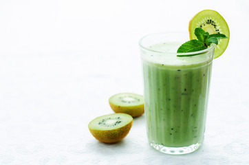 smoothie kiwi in a glass