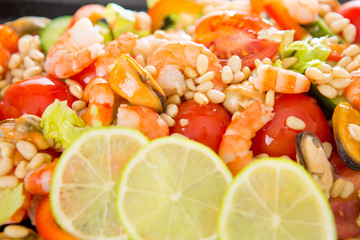 salad with shrimp and mussels