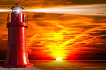 Foto auf Acrylglas Leuchtturm Roter Leuchtturm mit Lichtstrahl bei Sonnenuntergang