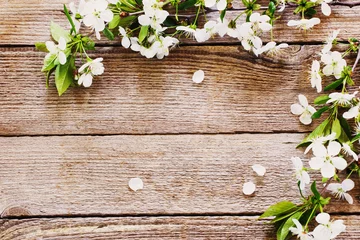 Gordijnen bloemen op houten achtergrond © Maya Kruchancova