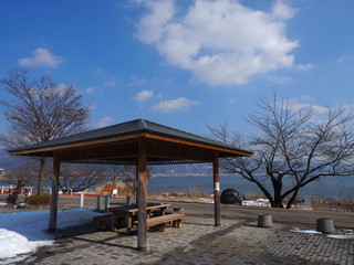 Obraz premium 雪の残る公園の東屋