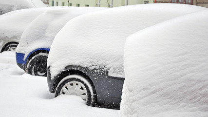 wintereinbruch, verschneite autos