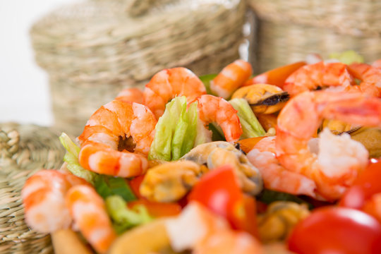 salad with shrimp and mussels