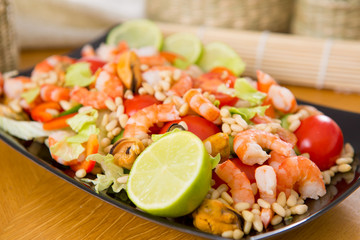 salad with shrimp and mussels