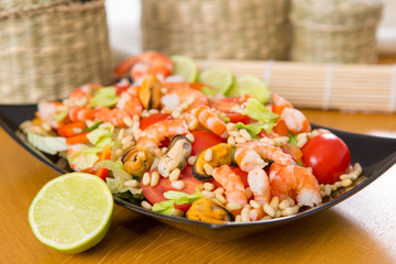 salad with shrimp and mussels