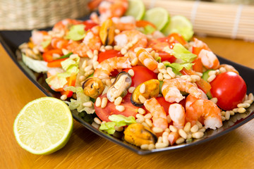 salad with shrimp and mussels