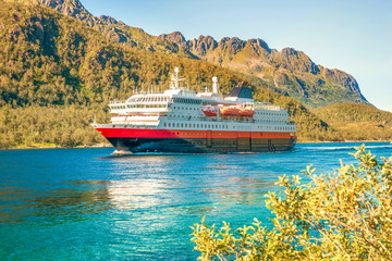 Hurtigroute, Lofoten, Norwegen  © Sina Ettmer