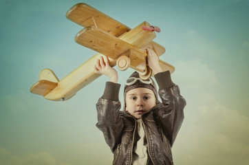 Kind mit Holzflugzeug