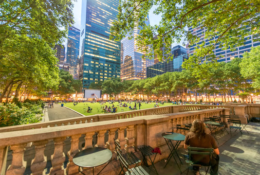 Fototapeta Outdoor dining area in Bryant Park, NYC