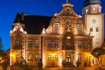 Fototapeta premium Marktplatz mit Rathaus und Rathausturm, Ettlingen, Schwarzwald,