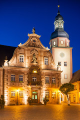 Fototapeta na wymiar Marktplatz mit Rathaus und Rathausturm, Ettlingen, Schwarzwald,