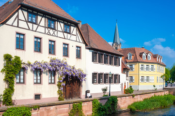 Fototapeta na wymiar Altstadt mit Fluss Alb, Ettlingen
