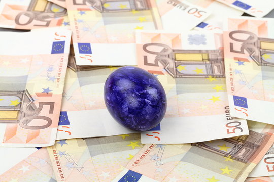 Osterei mit Bargeldgeschenk