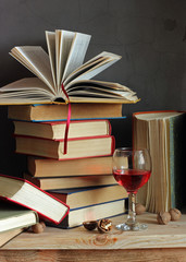 Натюрморт с книгами и бокалом