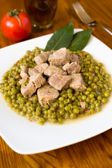 Stufato di lonza di maiale e pisellini primavera