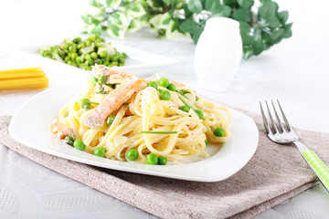 Pasta with salmon and peas
