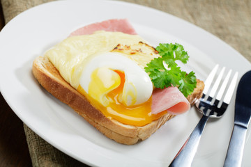 Wachsweiches Ei auf Schinken mit Toast