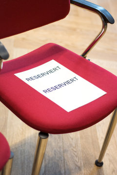 Roter Stuhl mit Schild "Reserviert"