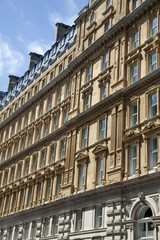 Fassade eines traditionellen Appartementhauses in London, Großb
