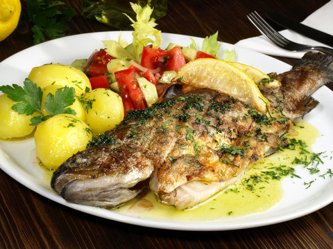 Forelle gebraten - mit Salzkartoffeln und Salat