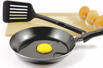 Teflon pan and eggs