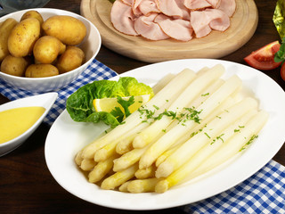 Spargel mit neuen Kartoffeln und Sauce Hollandaise