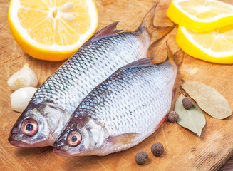 Raw fish with vegetables and spices