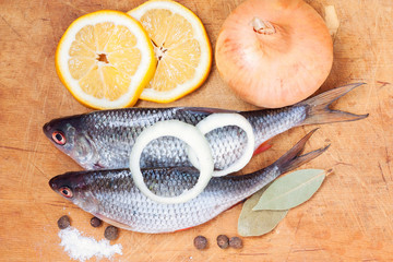 Raw fish with lemon and vegetables