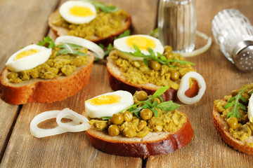 Sandwiches with green peas paste and boiled egg with onion