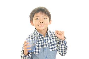 水を飲む男の子